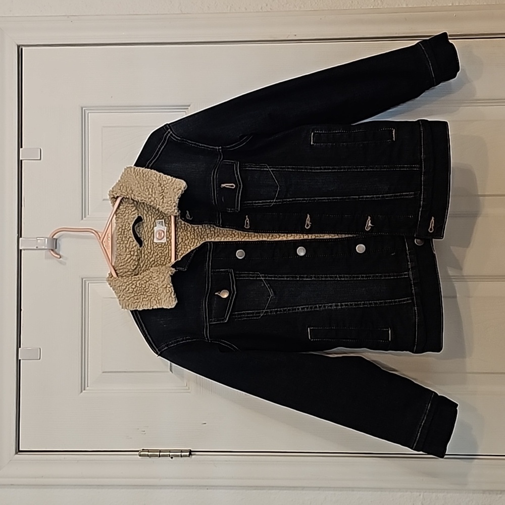 Boys size 10/12 sherpa lined jean jacket. Gently used,in good condition